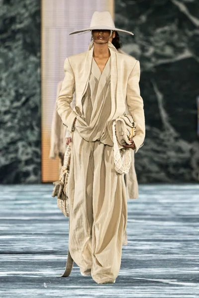 Look 32
